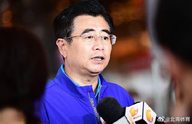 给他两个选择，要么按照规定，立刻支付两千两百亿美元，然后当场把回春丹服下，要么放弃竞拍。